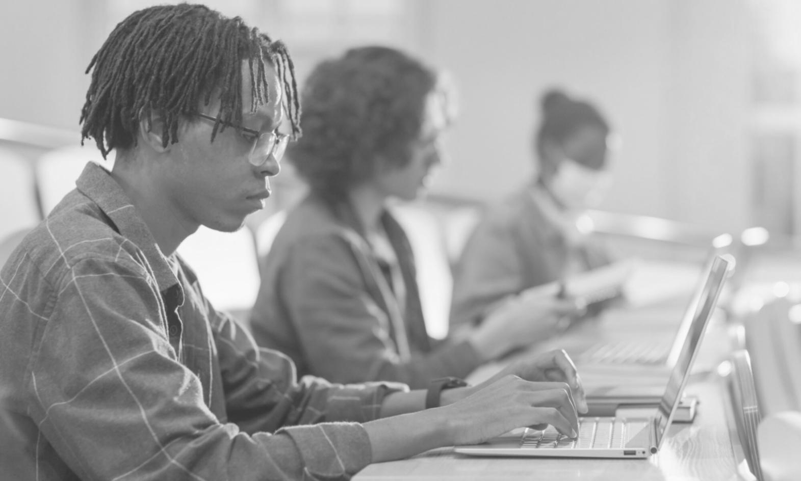 Teilnehmer beim gemeinsamen Lernen